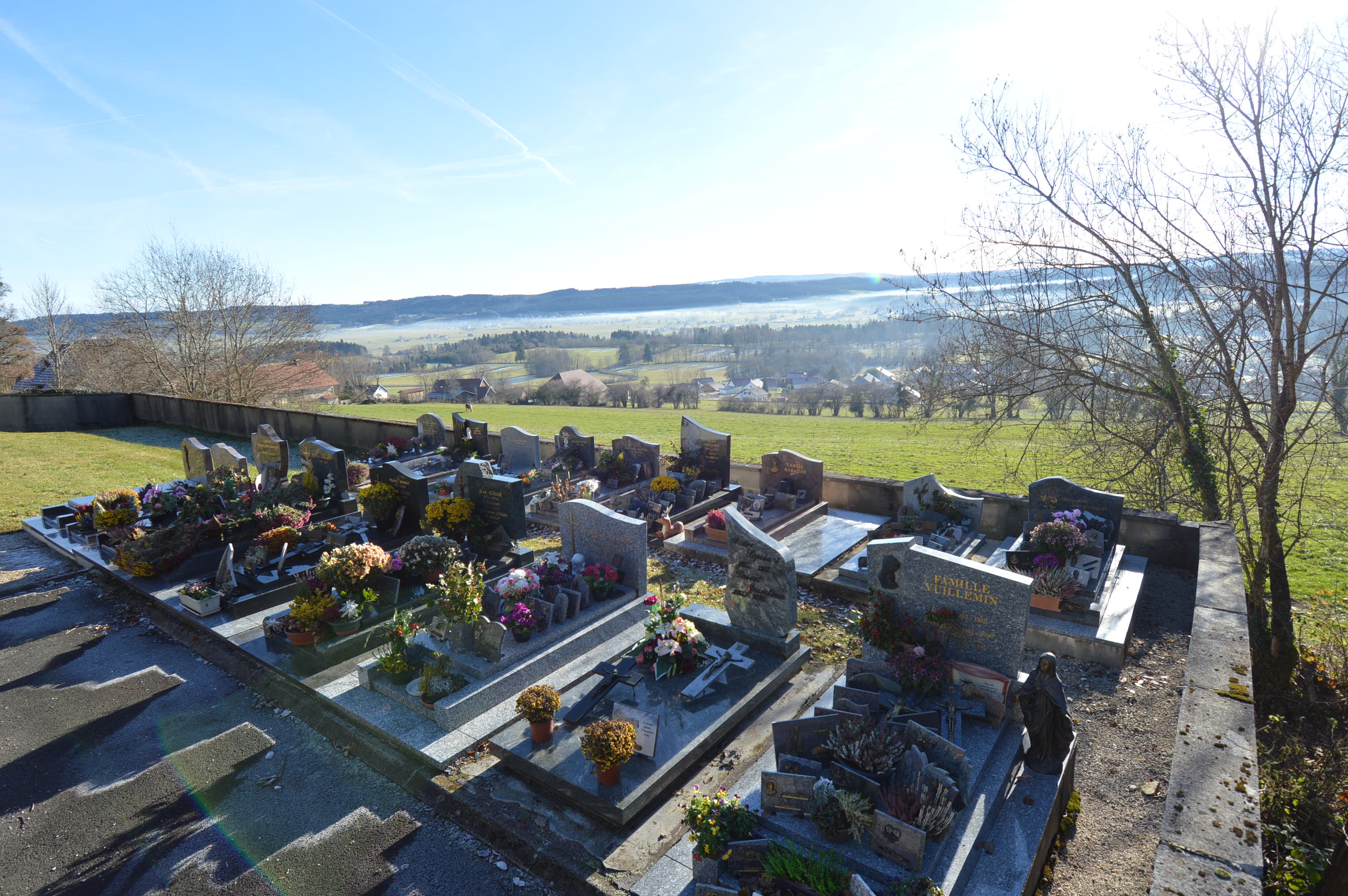vue grand angle sur le cimetière de Cernay l'Eglise et le paysage