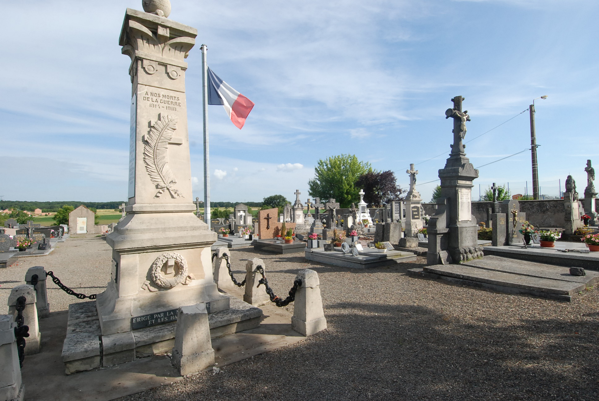monument au morts et Cimetiere de Metzeresche 57920